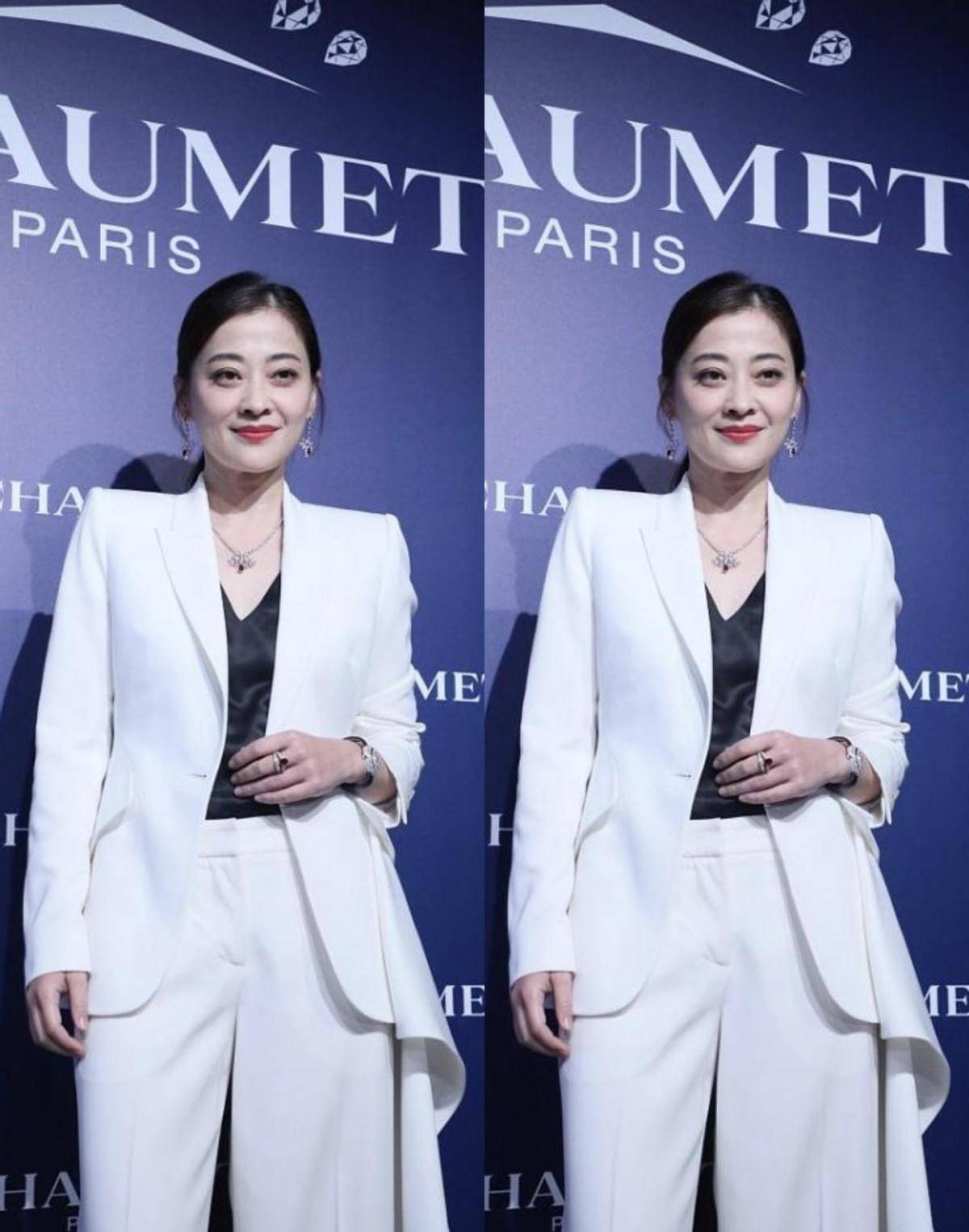 黑色|自然老去的女人也挺漂亮，梅婷虽然笑起来有皱纹，但状态很自然
