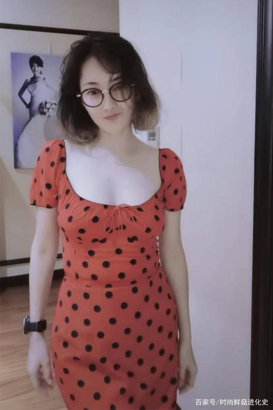 橘红色|47岁牛莉秀自拍，穿连衣裙太紧显小肚子，侧腰勒出赘肉露发福体形