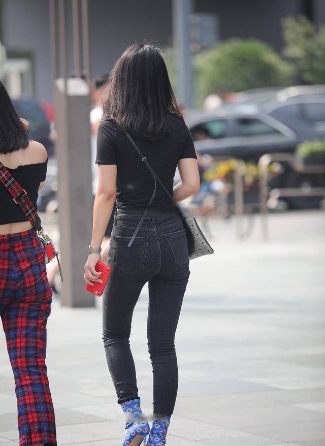 黑色|黑色深v上衣搭配黑色打底裤，真正高级，穿出仙女感。