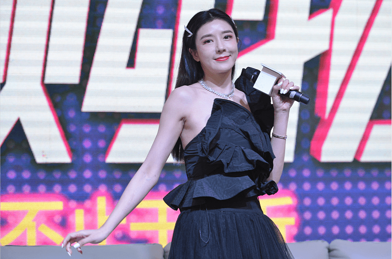 视觉|周韦彤这裙子有点独特,看着挺 像"蚊帐",但与马丁靴还挺配的