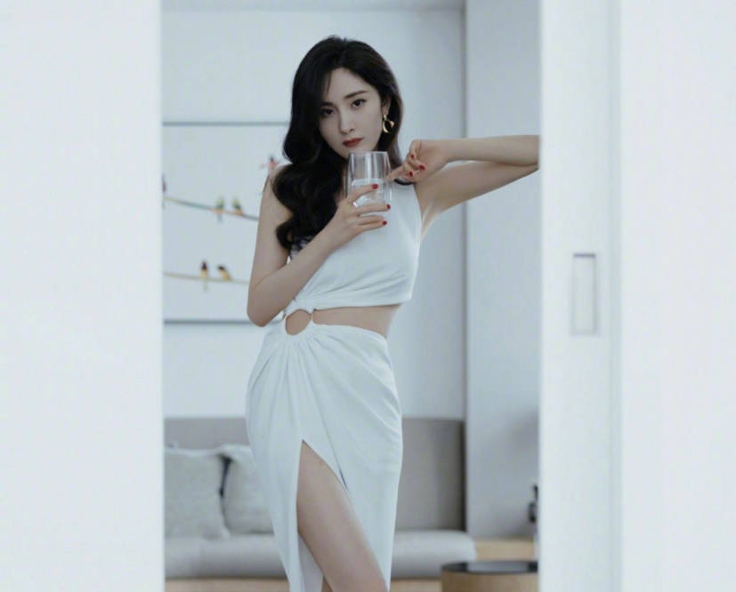 晚礼服|杨幂穿白色长裙出席活动，本以为腿够美了，没想到“奶油腰”更绝