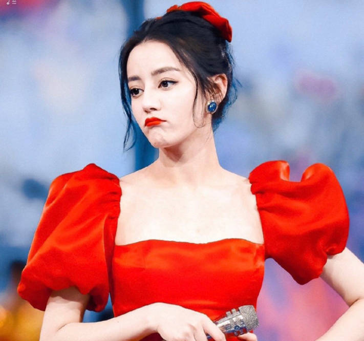 身材|古力娜扎撞衫迪丽热巴，两位新疆女星同穿粉色绸缎裙，谁更胜一筹
