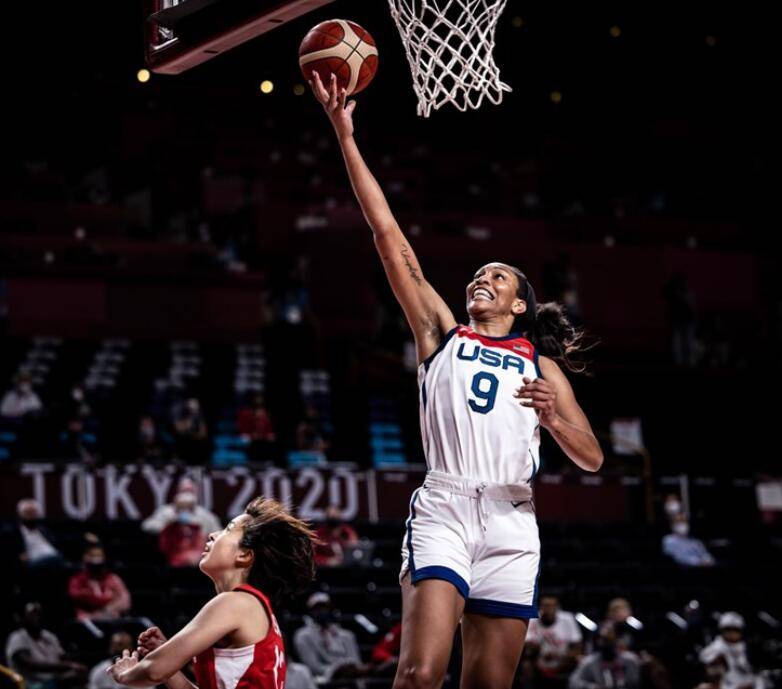 2连胜提前出线!美国女篮剑指7连冠霸业,杜兰特场边为威尔森喝彩