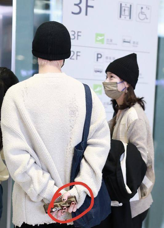 个性|疑似恋爱？“乔英子”李庚希和男友人走机场，友人粉发美甲太抢眼