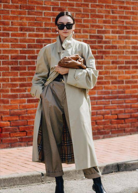 浅色|秋季别只穿牛仔外套了，这件“浅色风衣”才高级，尽显御姐范