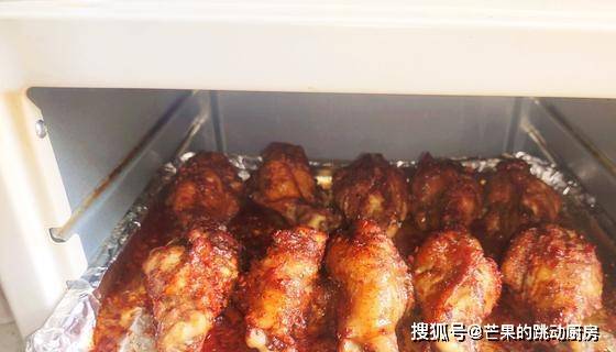 美食|简单易做的烤鸡翅，香辣美味，外焦里嫩，给孩子当零食很不错