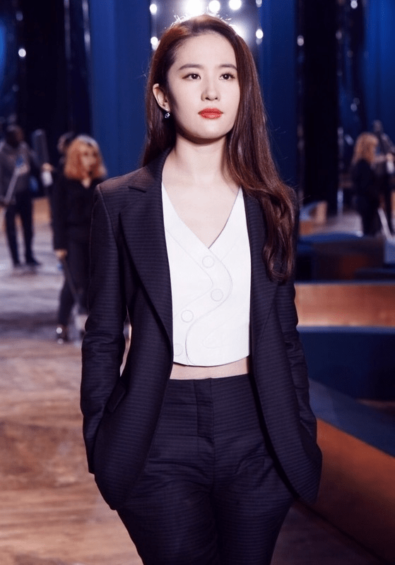 魅力|刘亦菲胖点更耐看,穿露肩纱裙虽然少了点仙气,女人味却越来越浓