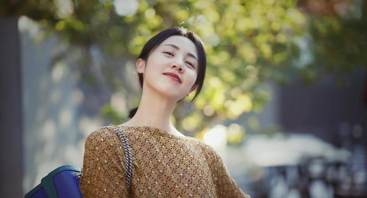 女孩子|藏身黄磊身后二十年的孙莉出来了！穿韩版裙子略显年轻，气质依旧
