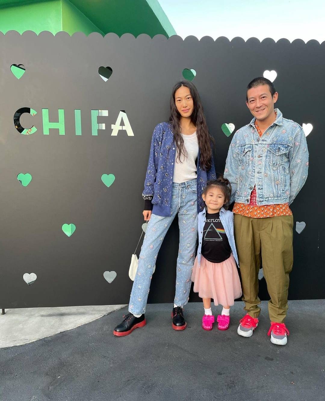Alaia|秦舒培母女拍广告，Alaia活泼灵动拍摄专业，高颜值被赞像陈冠希