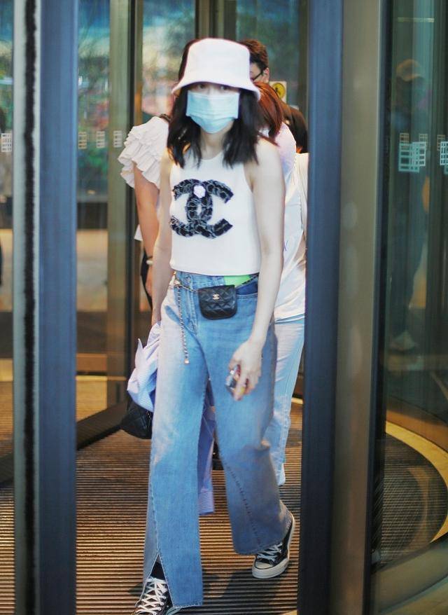 程度|李沁撞衫宋茜,同穿蝴蝶结泡泡袖上衣,同款细腰难辨胜负!