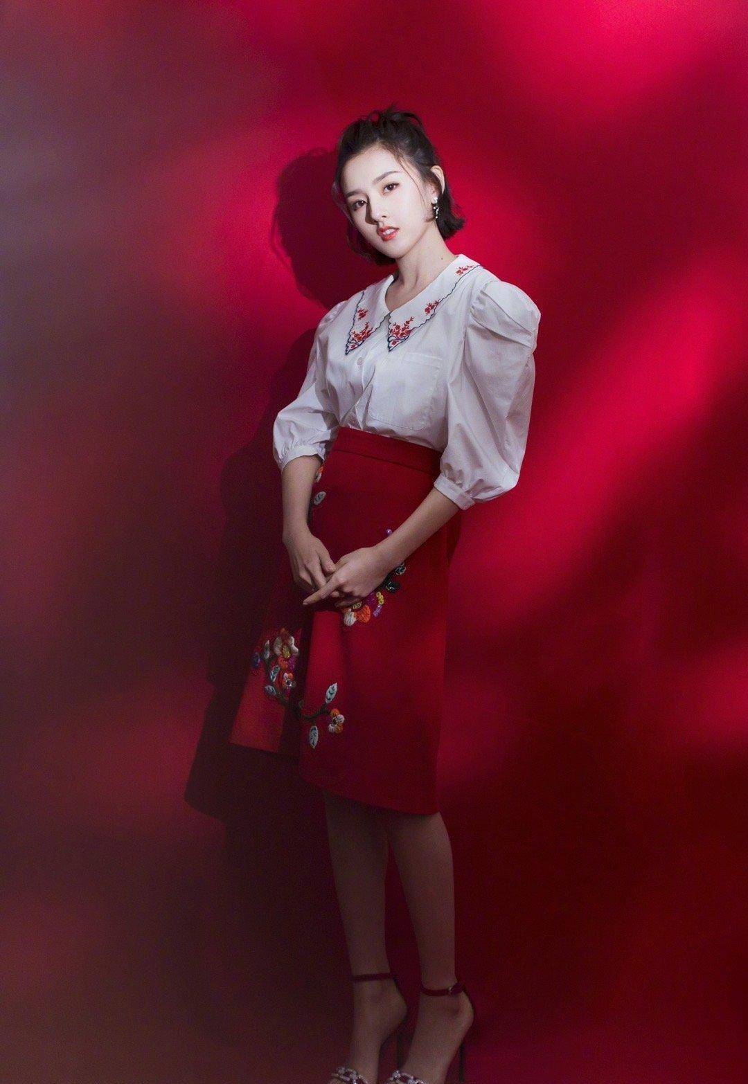 进行|韩雪气质无敌了，抱一篮子菜都透着高级感，白衬衫+蓝裤子太加分