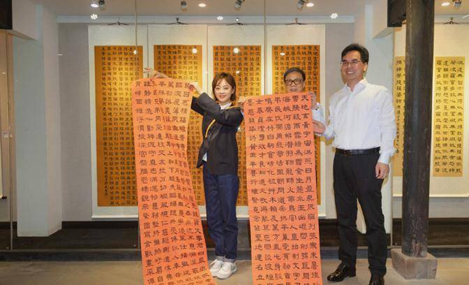 孙俪|孙俪假期练习毛笔字，穿黑衬衫扎蝴蝶结美甲成功抢镜，人美字更美