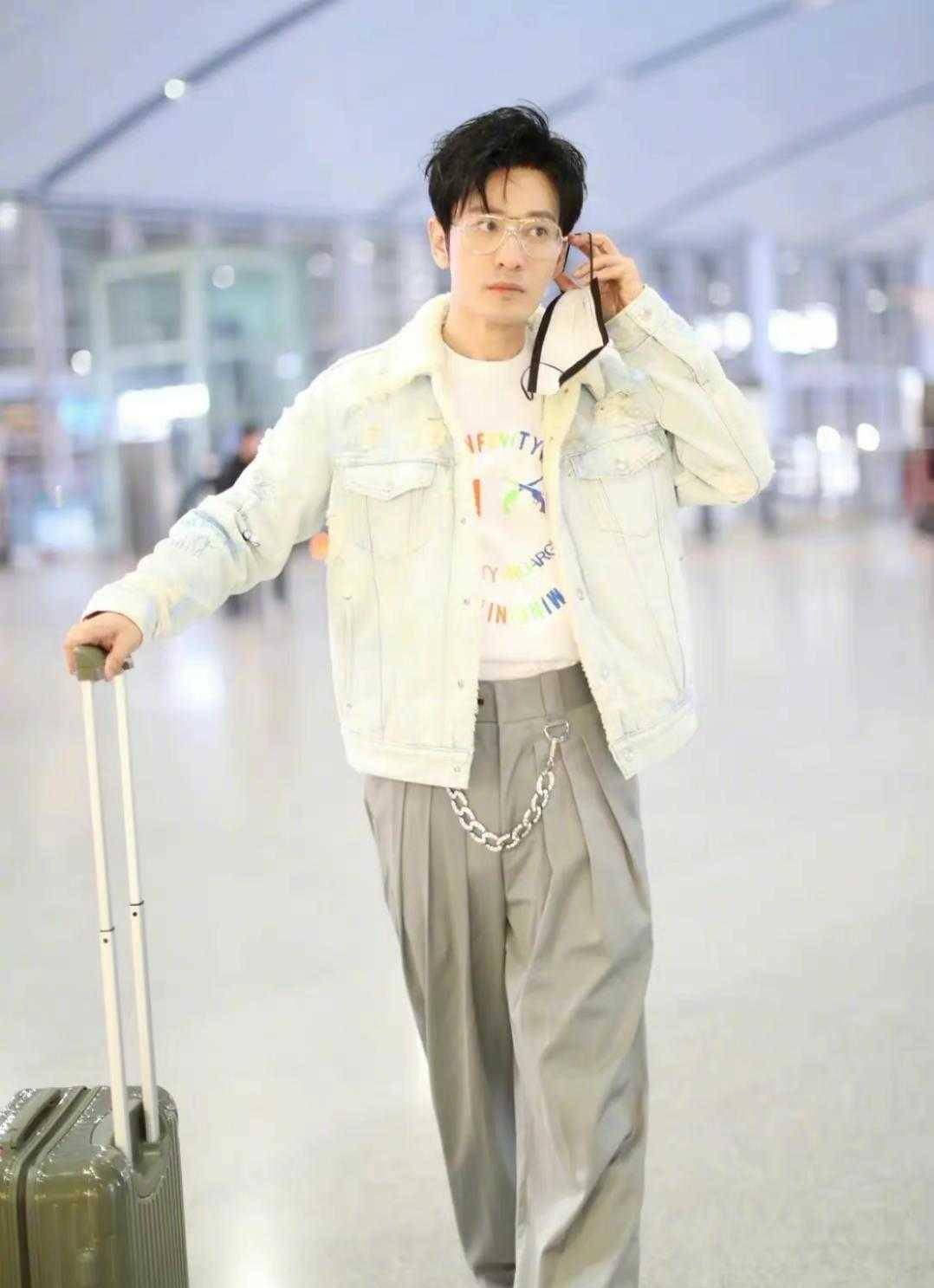 牛仔|黄晓明暴瘦20斤走机场，牛仔外套配西装裤混搭好洋气，像小鲜肉