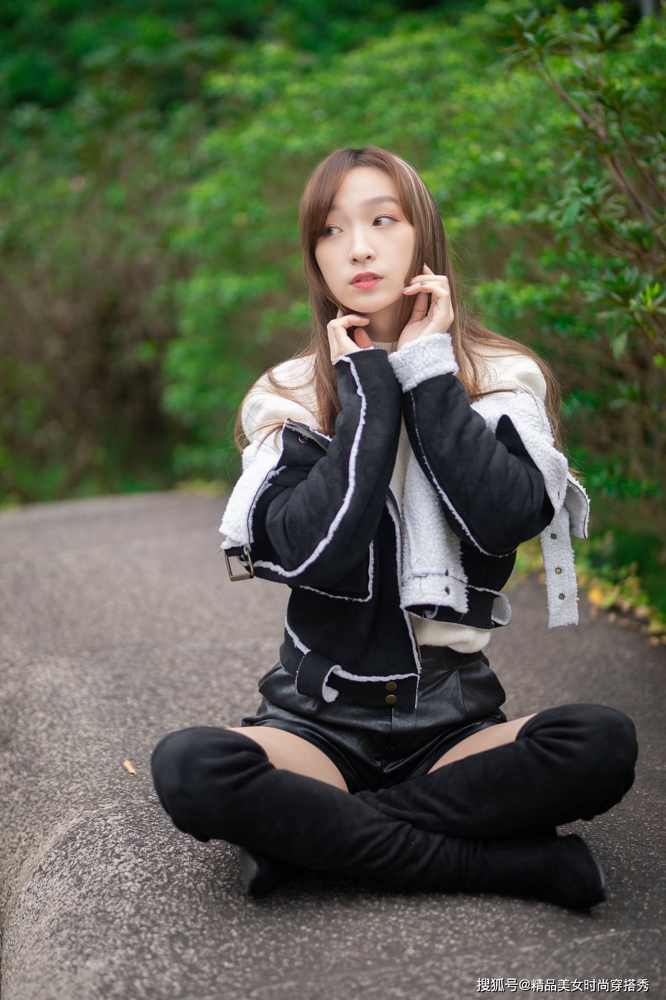 颈部|黑色皮短裤搭配高跟长靴完美收官，大长腿和苗条感觉都有了