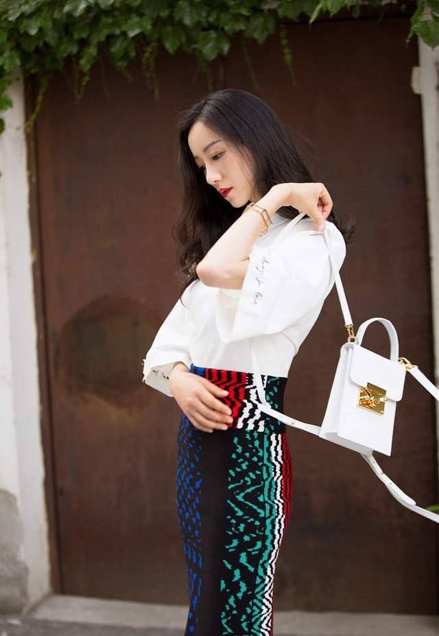 一身|韩雪身穿T恤配撞色半裙高雅显气质，而皮夹克配紧身裤帅气潇洒！