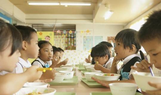 下口|看完日本幼儿园的午饭，我才知道作为家长输在哪儿了！