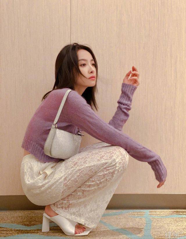 程度|李沁撞衫宋茜,同穿蝴蝶结泡泡袖上衣,同款细腰难辨胜负!