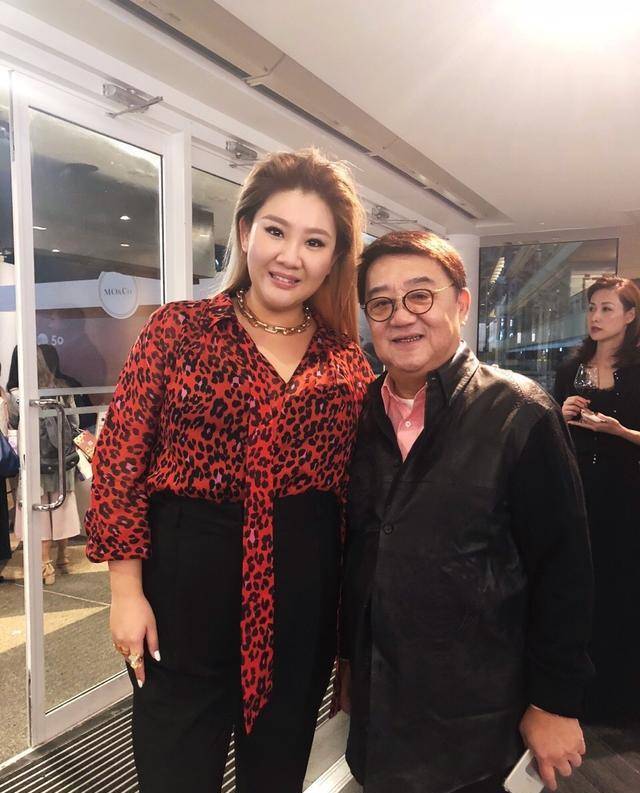 大金|郑欣宜180斤仍自信，穿红豹纹还配大金链子，90度高跟鞋勒出肉肉