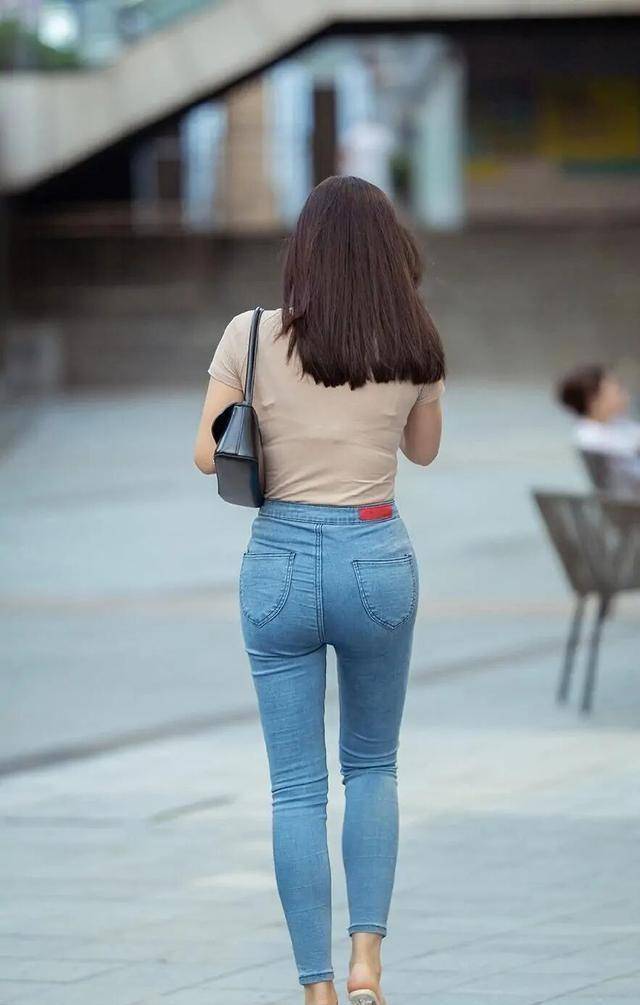 才是真|蜂腰细腿的打底裤美女，层次感特别强，令人心醉