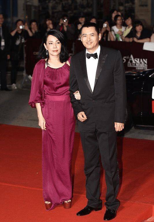 高跟鞋|陈荟莲虽然不漂亮，但是气质挺不错的，怕挂脖裙显胖特意多包一块