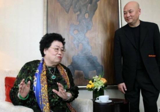 陈丽华|陈丽华80岁体态真实，身材是臃肿，但有女强人雍容华贵的气质！