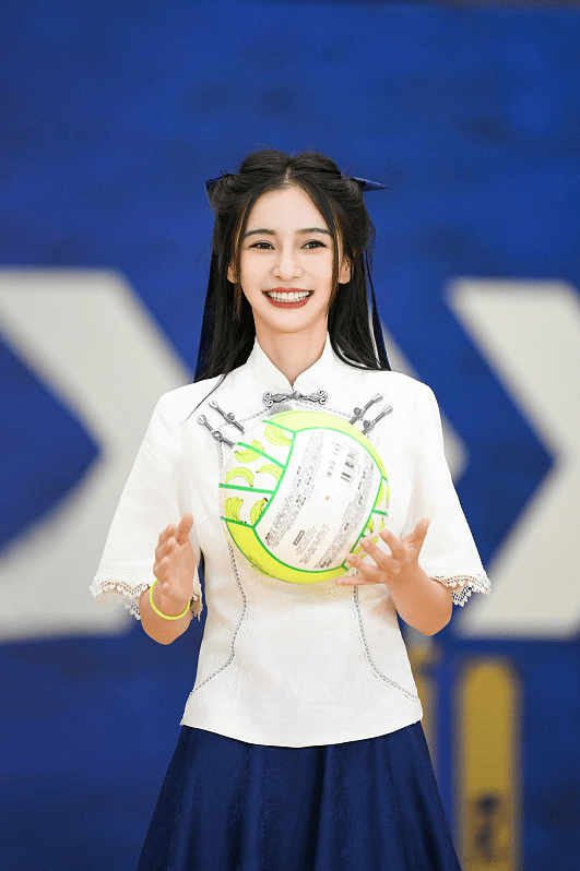 显得|杨颖不像是生过孩子的人，都当妈了还这么有活力，穿身学生装真嫩