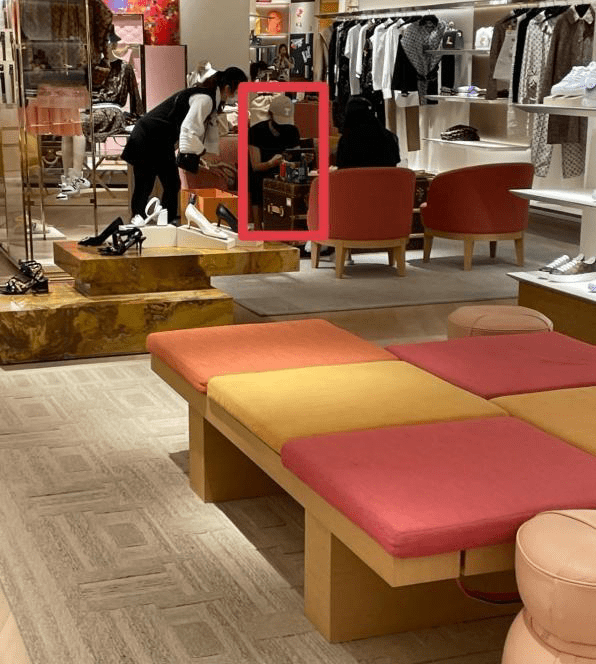 裙子|拍到刘涛逛奢侈品店，穿休闲裤扎腰腿还短一半，没营销那么漂亮！