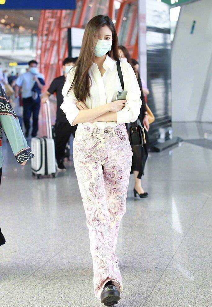 进行|韩雪气质无敌了，抱一篮子菜都透着高级感，白衬衫+蓝裤子太加分