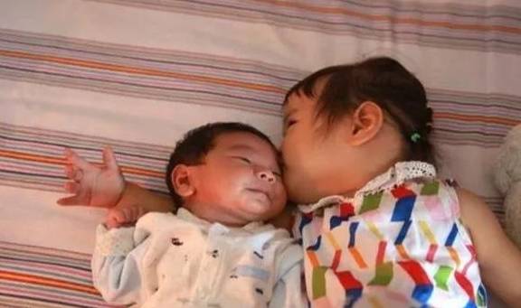 因为|两胎都生女儿是何感受?3位妈妈的回答既耿直又中肯,别觉得意外