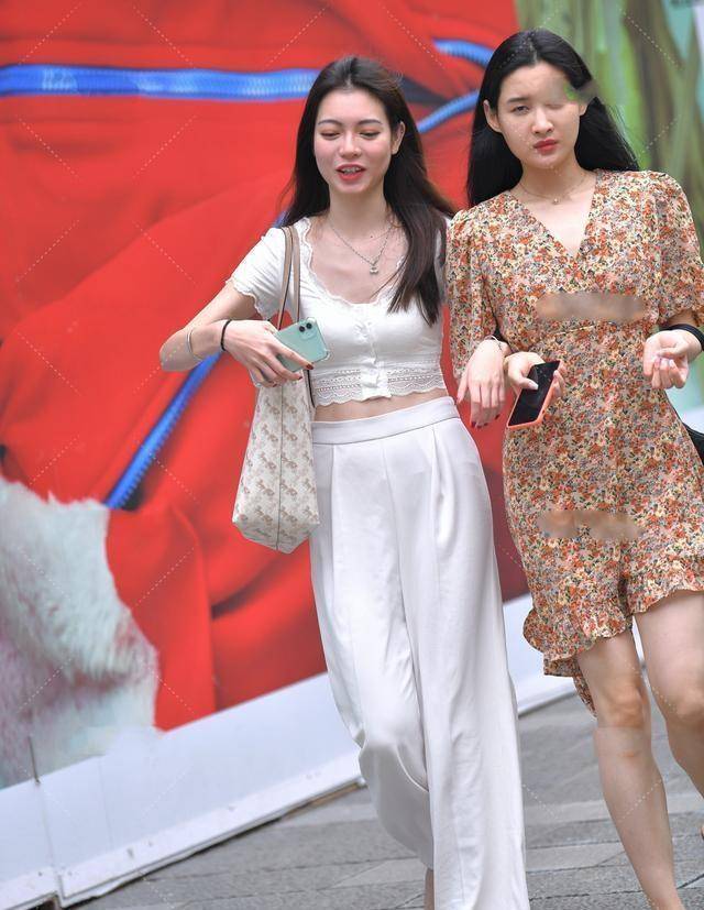 身材|黑灰色修身牛仔裤，搭配小款荷叶边上衣，小个子的福音