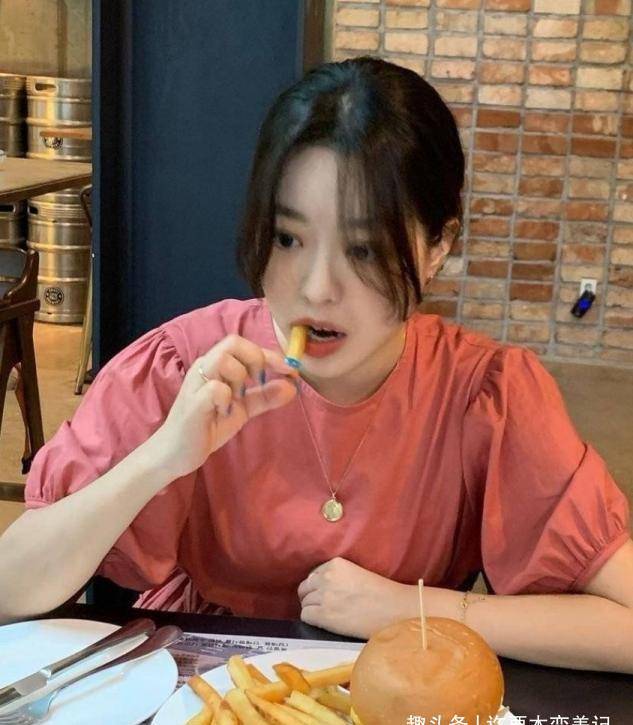 苹果绿|T恤,可以多挑这三个高级显白色,比黑白灰更时髦百搭