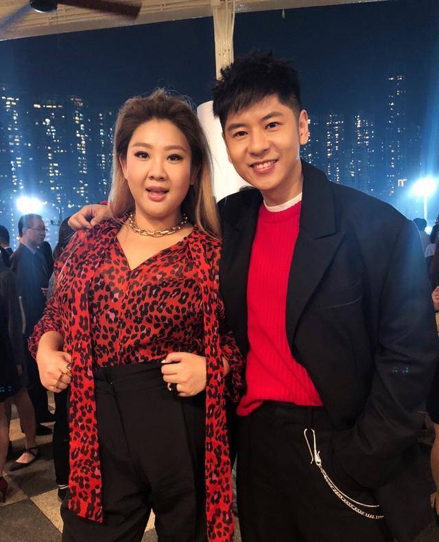 大金|郑欣宜180斤仍自信，穿红豹纹还配大金链子，90度高跟鞋勒出肉肉