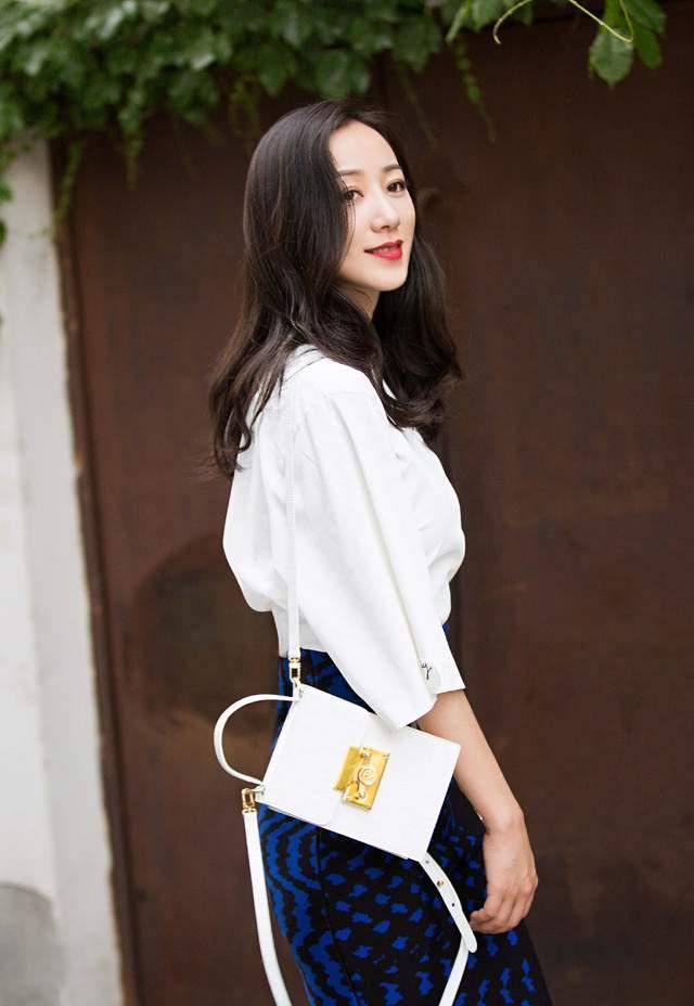 一身|韩雪身穿T恤配撞色半裙高雅显气质，而皮夹克配紧身裤帅气潇洒！