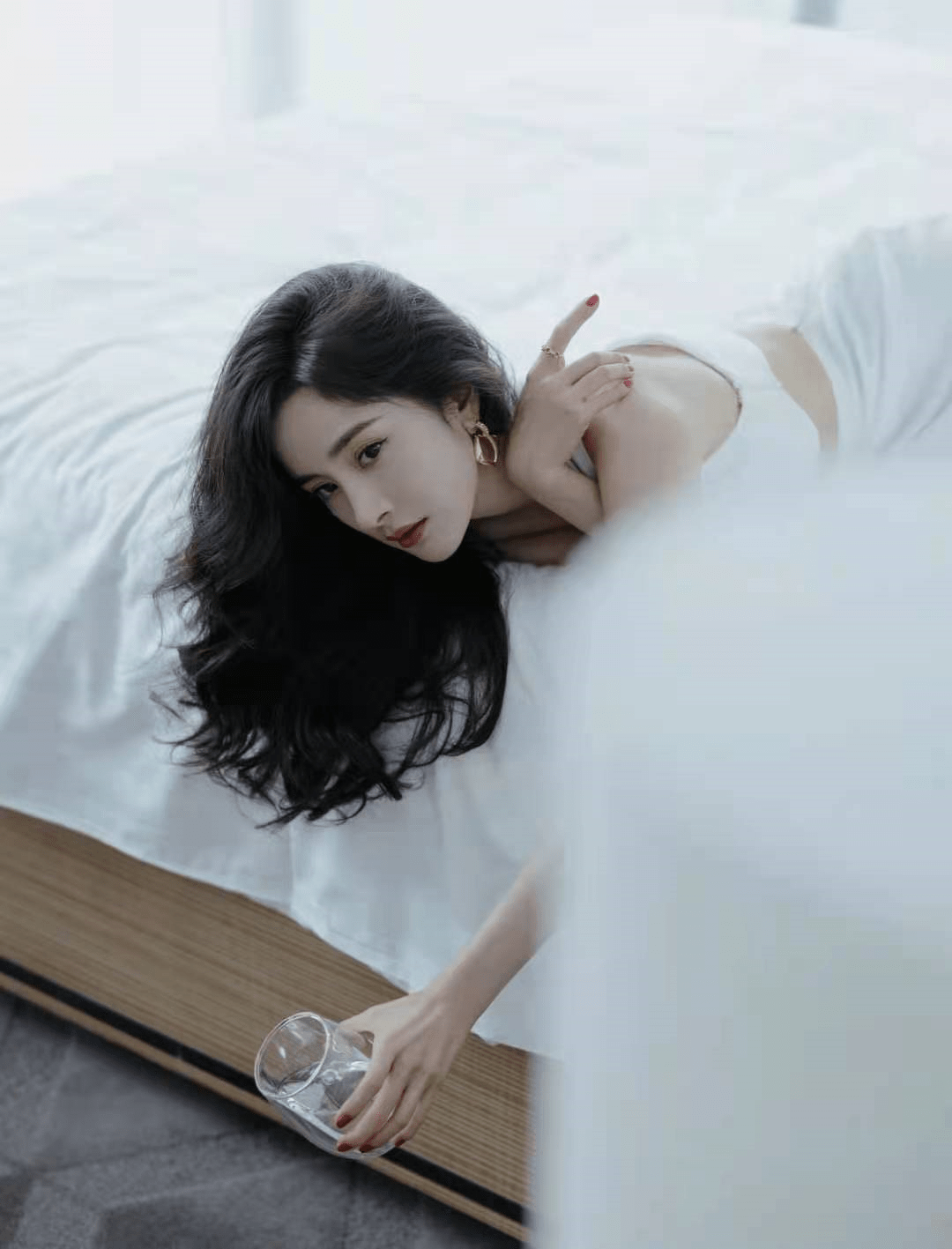 设计|杨幂斜肩露腰开叉白裙，大秀身材曲线，高调博眼球，时尚又撩人