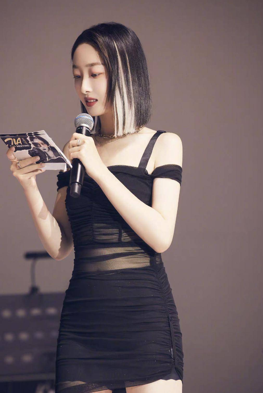 蒋梦婕|蒋梦婕和孟佳现身成都见面会，黑白配紧身搭配秀大长腿，养眼