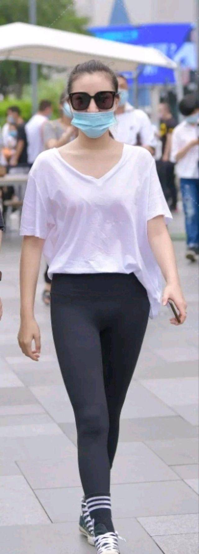 小白|贴身收腹的打底裤，显腿部纤细修长，带来娇柔的靓丽感觉