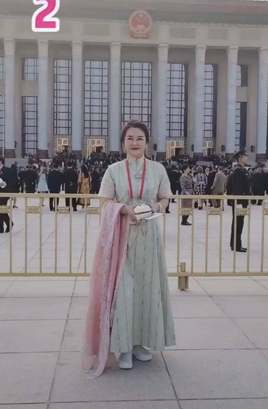 感觉|胡慧中陪丈夫现身，穿旗袍气质典雅，但脸多皱个个都是真实老人！
