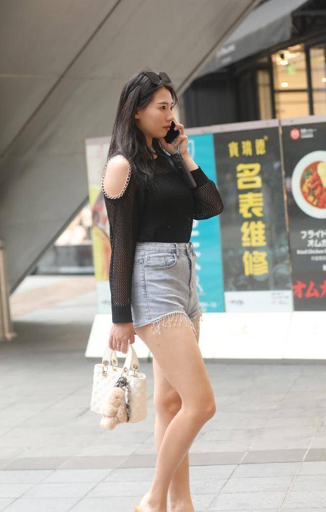 蓝色|黑色自然长袖搭配蓝色牛仔短裤，很美的单品，可以很高级