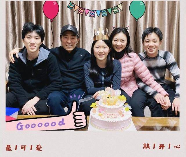 毛衣|阔太金巧巧母子走机场，复古毛衣喇叭裤，鞋子太尖像暗器