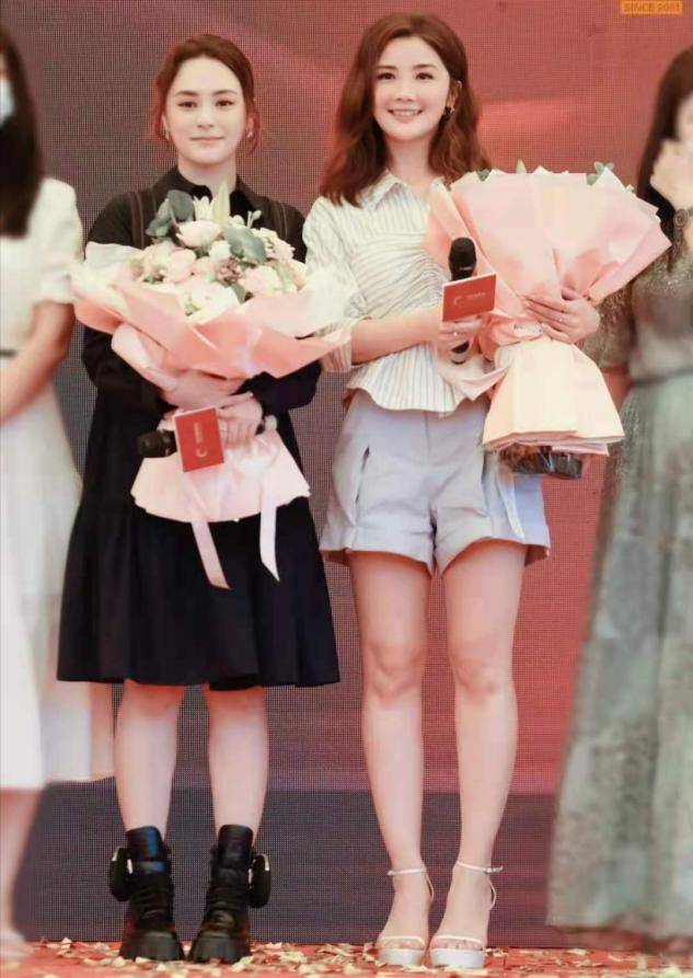 显得|Twins二十周年庆，阿Sa卷毛少女感爆棚，阿娇发福像妈妈辈