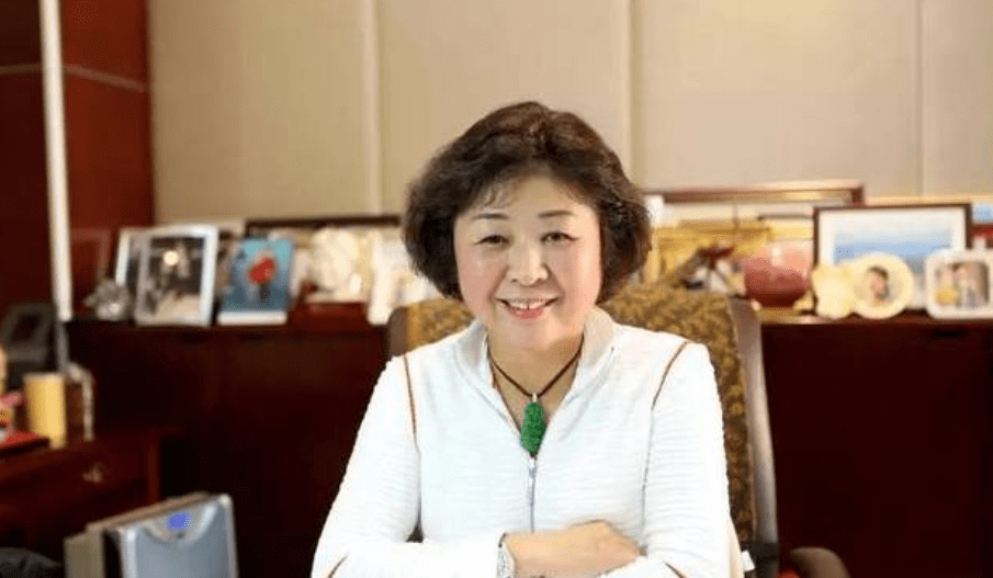 女企业家张茵：靠收破烂起家，挣270亿身价，成中国第一位女首富_废纸