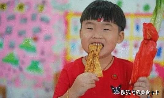 大葱|孩子背着两颗大葱去上学走红网络，打开书包更是把网友吓到了