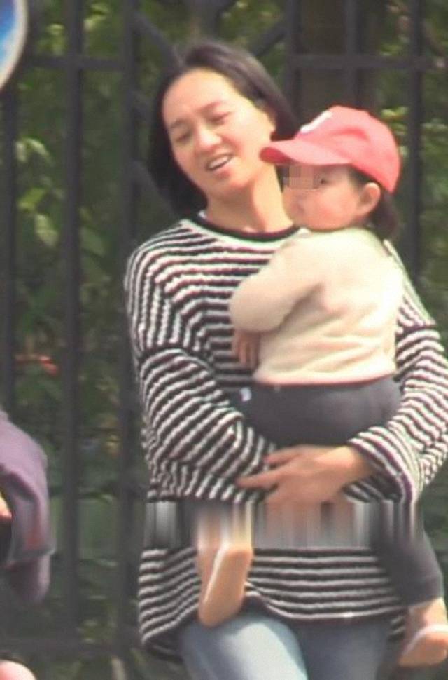 身材|朱丹挺厉害，怀二胎4个月还自己抱娃，穿宽松长袖还配紧身牛仔裤