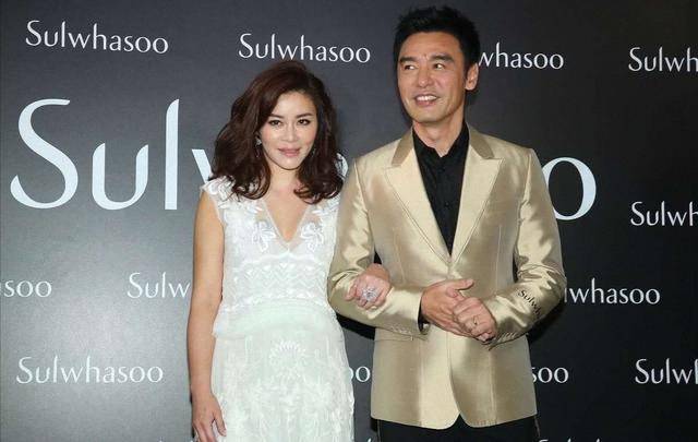 金色|钟镇涛携小12岁娇妻露面，穿金色西装夏风满面，娇妻撞脸关之琳