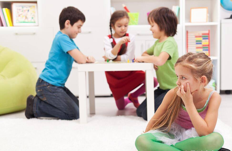 幼儿园|幼儿园里,害羞内向的孩子易受欺负?儿童社交专家:恰恰相反