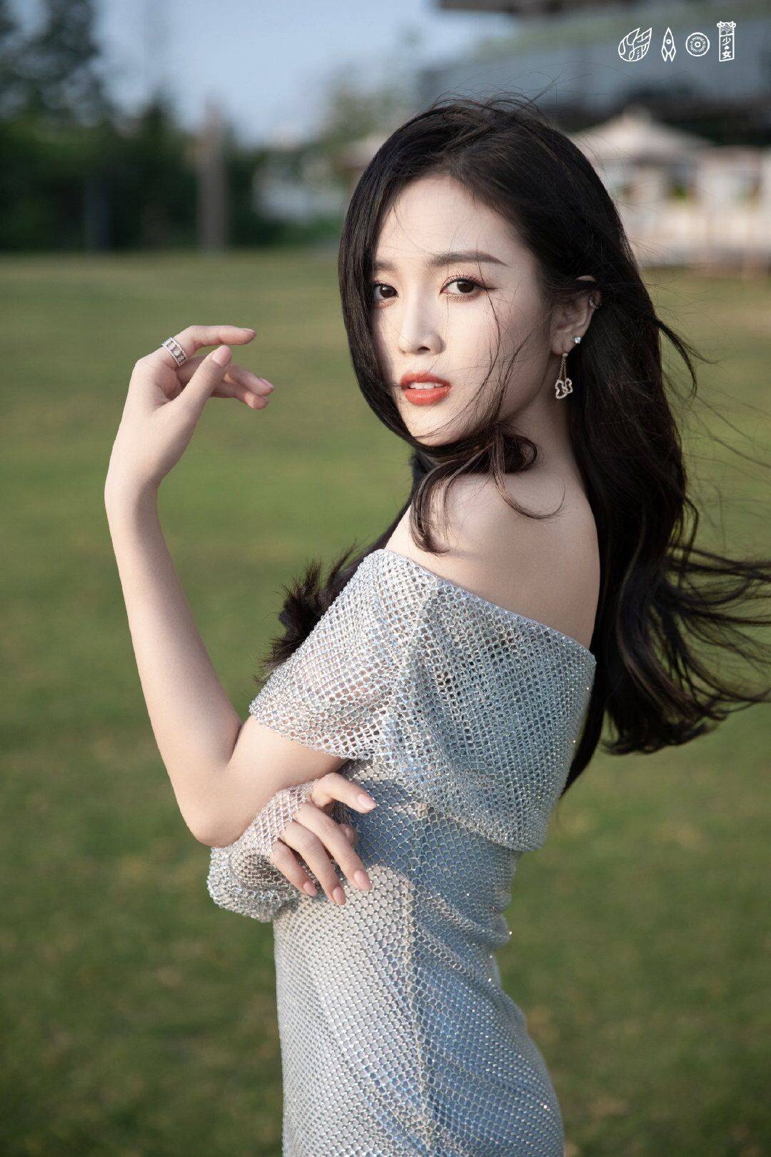 火箭少女|火箭少女吴宣仪私服曝光，抹胸针织裙搭配披肩长发，身姿优雅时尚