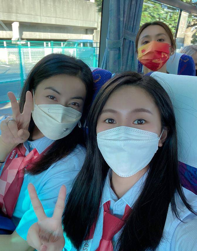 跳水|郭晶晶奥运追星成功!穿评委工作服忙合影摆爱心,跳水女王变迷妹