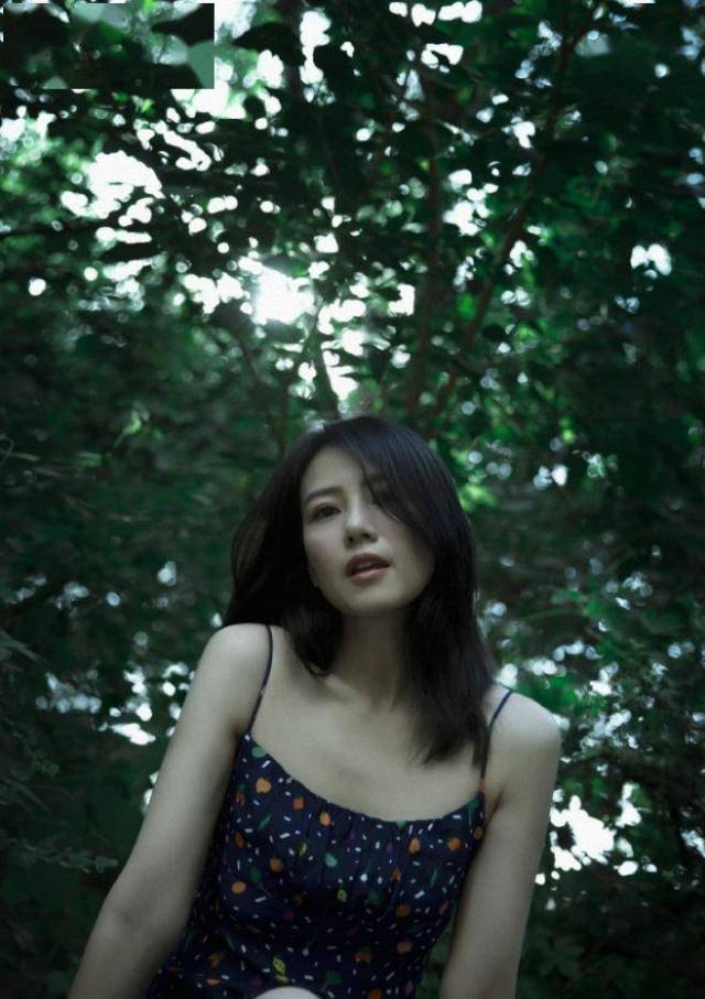 吊带|高圆圆瘦了以后好美，穿吊带连衣裙配披肩发，国民“女神”回归了