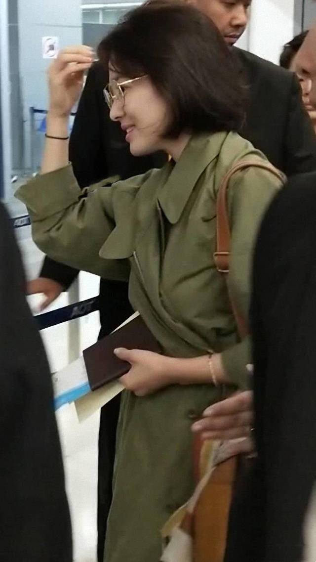 显得|宋慧乔单身后更美了，穿军绿色风衣配金丝眼镜，温柔又妩媚