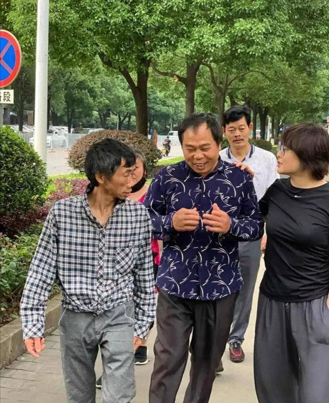 黑色|路人镜头下的袁立，穿黑色T恤配灰色休闲裤，蓬松发型太减分